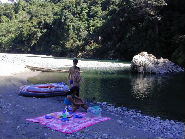 Beim Picnic auf einer Sandbank des Pinacanauan River