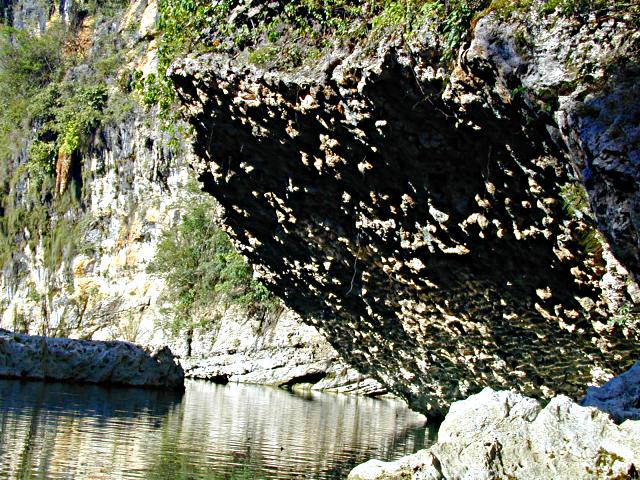 Der Pinacanauan River spiegel sich in den Felsen
