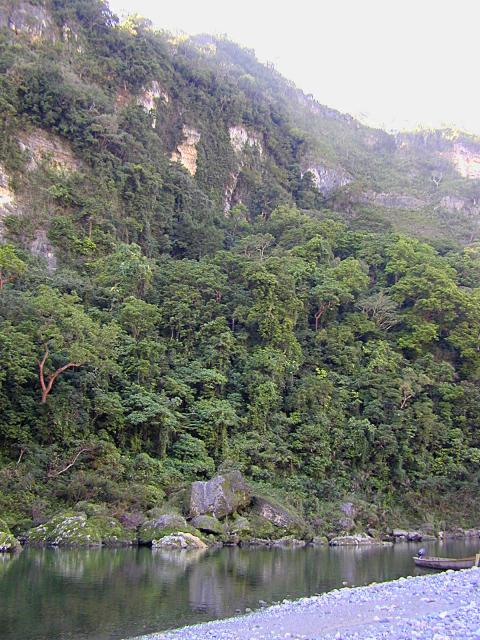 Die Steilwand am Pinacanauan River steigt ueber 200 Meter hoch auf