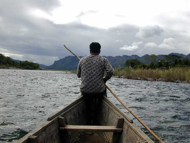 Flussabwaerts in die Nachmittagssonne